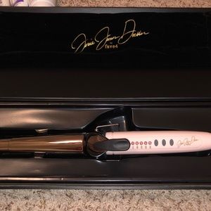 Jessie James Decker Fave 1 1/2” LRG curling iron.